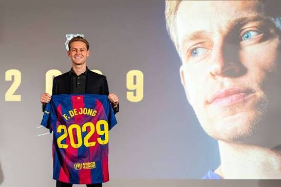 فرانكي دي يونغ يجدد عقده مع برشلونة حتى 2029