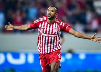 أيوب الكعبي يواصل التألق ويقود أولمبياكوس لفوز ثمين في الدوري اليوناني